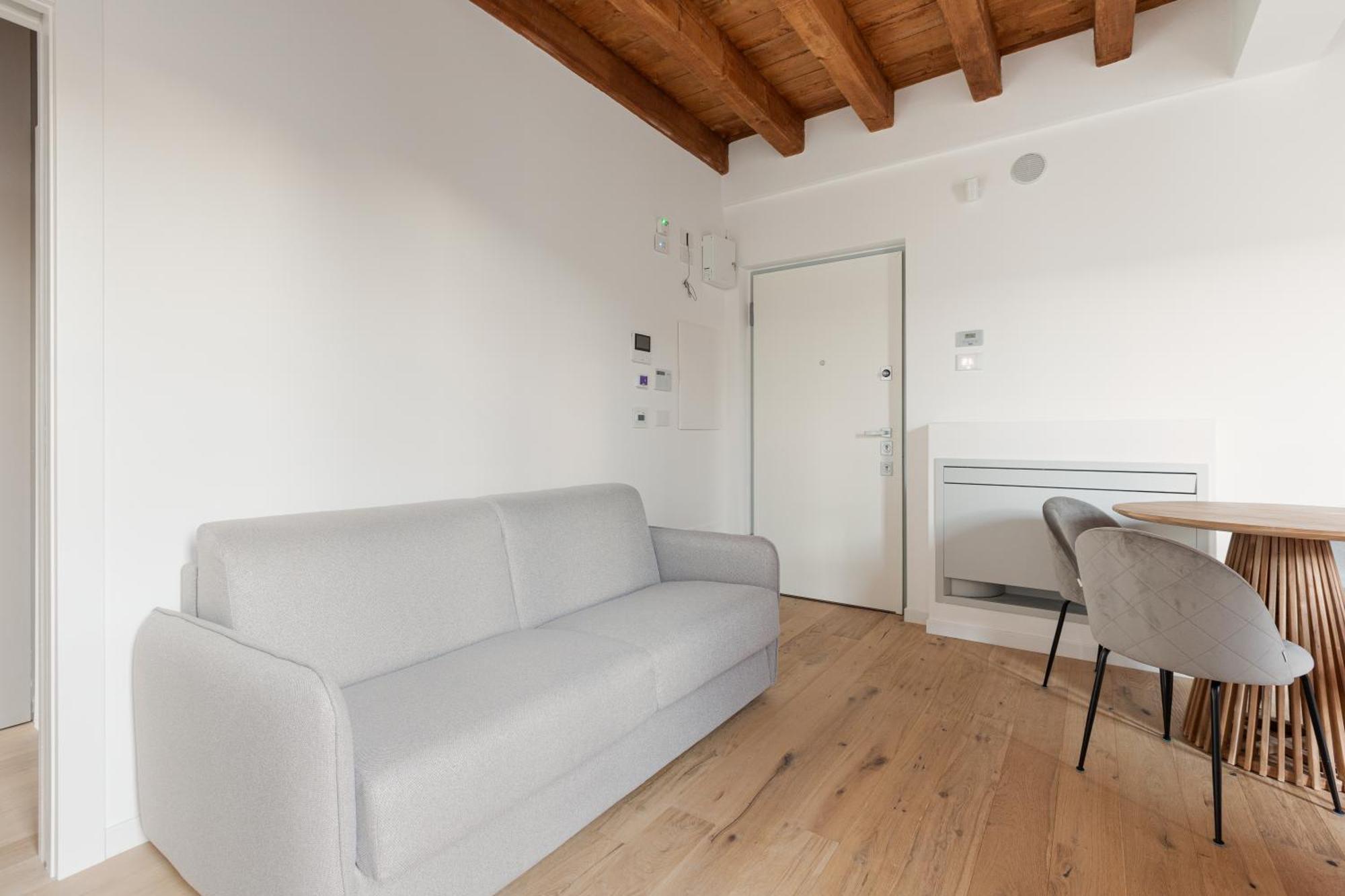 Modern In With Balcony Milano